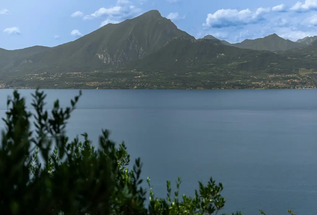 Panorama del Lago di Garda con colline circostanti